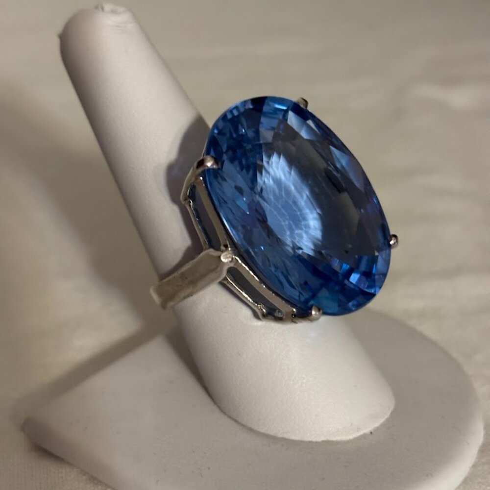 Beautiful 45ct Faceted Blue Topaz in Sterling Silver (925) - size 8